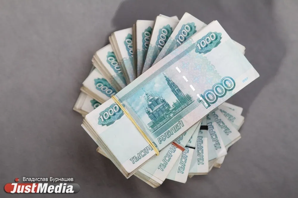 Банк выплатил свердловчанке 400 тысяч рублей за частые и утренние звонки по долгам За месяц женщине с требованием погасить задолженность позвонили более 55 раз Женщина пояснила что между ней и банком заключен договор о комплексном банковском обслуживании по которому образовались просроченные денежные обязательства На сотовый телефон женщины стали поступать звонки Звонивший требовал вернуть долг Сотрудники звонили более одного раза в сутки более двух раз в неделю более восьми раз в месяц также не соблюдали установленные законом временные промежутки звонили в период с 06 00 до 07 30 утра что нарушает Федеральный закон 230 ФЗ сообщили в ГУФССП России по Свердловской области Приставы провели проверку информация указанная в заявлении подтвердилась В связи с этим банк был привлечен к административной ответственности с назначением штрафа в размере 400 тысяч рублей Последний уже погашен в полном объеме Мы в Max Мы в VK Мы в Дзен
