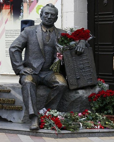 2 февраля 105 лет со дня рождения композитора Григория Пономаренко В краснодарской филармонии прошел праздничный концерт в программу вошли самые известные произведения народного артиста Песни Григория Пономаренко звучали у памятника композитору Днем артисты филармонии исполнили попурри из самых известных его произведений С большими концертами к юбилею Григория Пономаренко ансамбли краснодарской филармонии будут гастролировать весь год и побывают во многих городах Кубани а в декабре дадут концерт в Кремле Фото пресс служба администрации Краснодарского края tamannews