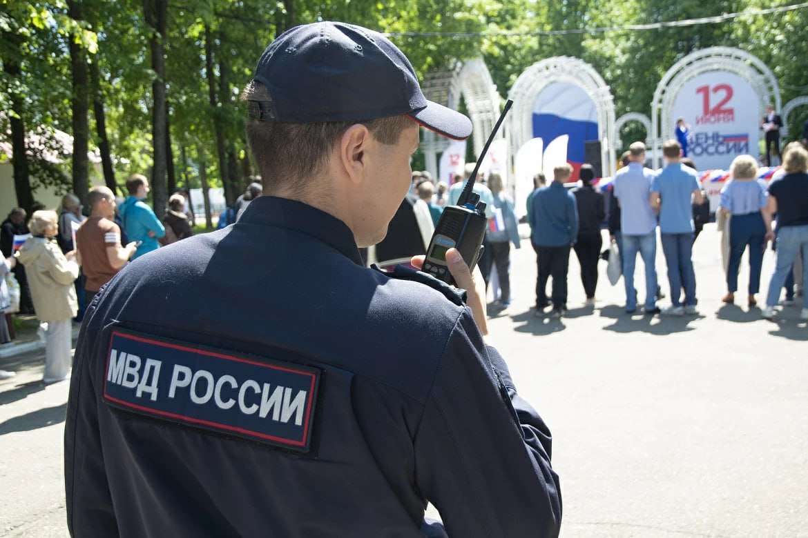 Сотрудники тульской полиции обеспечат охрану общественного порядка и безопасность граждан при проведении праздничных мероприятий, посвящённых Дню России  Полицейские региона обеспечивают безопасность и охрану правопорядка при проведении праздничных мероприятий, посвященных празднованию Дня России. Также будут задействованы сотрудники Росгвардии, представители общественных организаций правоохранительной направленности и работники частных охранных организаций. В этот день сотрудники полиции будут нести службу в усиленном режиме. Патрули наружных нарядов будут приближены к местам проведения мероприятий.  Сотрудники Госавтоинспекции ориентированы на пресечение нарушений правил дорожного движения, связанных с управлением транспортными средствами в состоянии опьянения. Все сотрудники органов внутренних дел региона нацелены на проявление повышенной бдительности, вежливое и внимательное обращение с участниками праздничных мероприятий и оперативное реагирование в случае осложнения обстановки.  Уважаемые граждане, убедительная просьба при обнаружении подозрительных предметов, незамедлительно сообщать полицейским по телефонам: 02, 102.  #МВД #МВДРоссии #Полиция #ПолицияРоссии #Police #RussianPolice #Russia #ТульскаяПолиция #ДеньРоссии #Общественныйпорядок