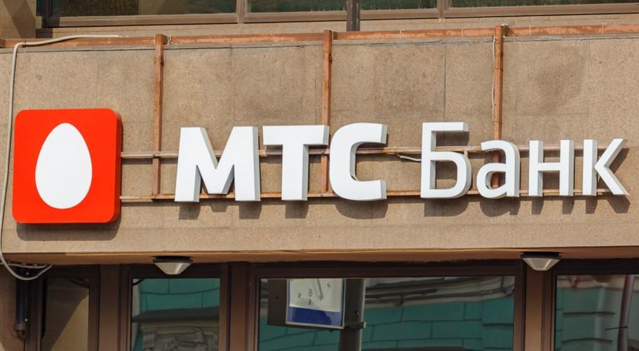 МТС Банк приобрел страховую компанию В конце 2025 года кредитная организация завершила сделку по приобретению контроля над РНКБ Страхованием При этом приобретается фактически только лицензия так как страховой портфель ранее был передан Росгосстраху По оценке экспертов сумма сделки может быть сопоставима с капиталом компании однако в дальнейшем потребуются значительные финансовые вложения для ее развития Лицензия позволит создать масштабное Insurtech направление ориентированное как на пользователей услуг МТС Банка и абонентов МТС так и на внешних клиентов fatcat18