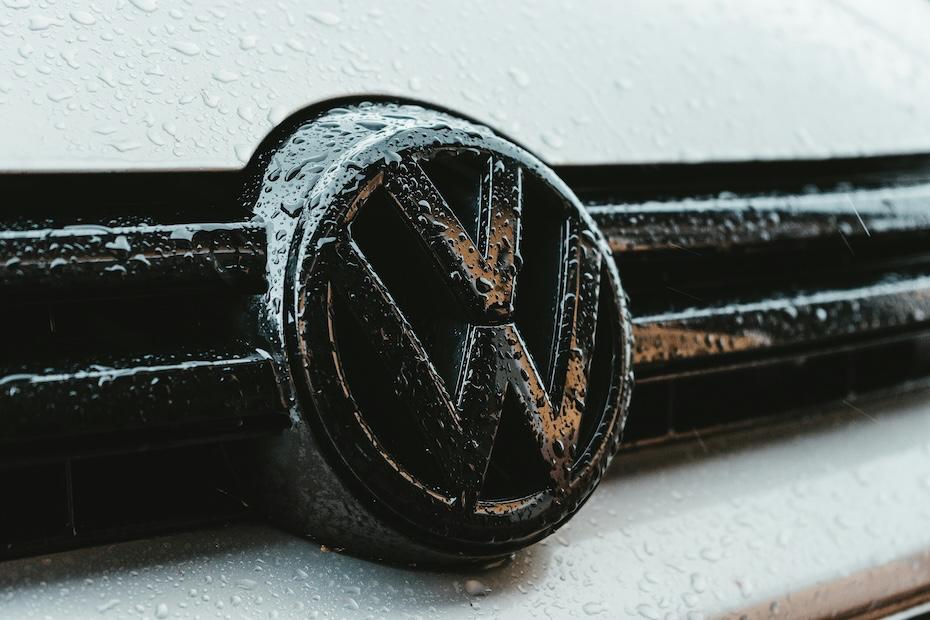 Volkswagen ввел подписку на мощность двигателя: хочешь быстро ехать — плати  Бренд ввел платный доступ к полной мощности моторов своих электрокаров ID.3 Pro и ID.3 Pro S. Эти машины имеют заводскую мощность 228 л.с., но получить их можно лишь за доплату $22 в месяц; в противном случае «лошадок» будет лишь 201.   Другой вариант — отдать $880 единовременно и разблокировать полную мощность мотора пожизненно. Любой из этих платежей привязывается не к человеку, а к машине, так что после ее продажи подписка и разблокированный доступ сохраняются.   Правило введено в Великобритании, но очевидно, что бренд «тестирует» аудиторию для более массового распространения аналогичной схемы в перспективе. Если продажи машин не упадут, а сами владельцы не будут реагировать негативно, VW  и другие бренды  может начать вводить плату за мощность мотора и в других странах.   Похожая попытка ранее потерпела фиаско у BMW. В 2022 году бренд попытался ввести подписку $18 за подогрев сидений и некоторые другие опции.