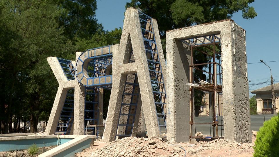 В Симферополе продолжаются работы по благоустройству Детского парка.  В настоящее время укладывают асфальт, устанавливают бордюры ,новые системы видеонаблюдения и освещения. Планируется укладка более 15 тысяч квадратных метров плиточного покрытия, установка свыше 50 скамеек и около 200 светильников. Будут обновлены большие буквы у центрального входа.  Их цветовая концепция сохранится, а боковые стороны надписи «ПАРК» украсят стилизованными изображениями природы и животных. Обновленный парк украсят арт-объекты, пергола и фонтанная группа.   В парке появится театр под открытым небом, будут смонтированы новые детские площадки.  Работы проводятся в рамках регионального проекта «Формирование комфортной городскойсреды» национального проекта «Инфраструктура для жизни». Территория Детского парка была выбрана жителями города в ходе Всероссийского онлайн-голосования в 2024 году.