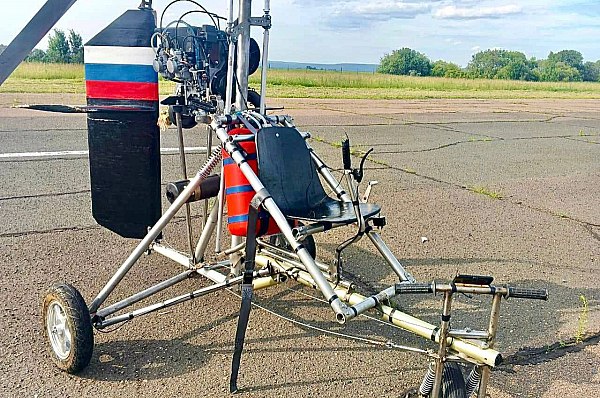 В Красноярском крае летательный аппарат совершил грубую посадку Летательный аппарат типа автожир совершил грубую посадку около города Назарово в Красноярском крае. Об этом сообщает AVIA.RU со ссылкой на данные Западно-Сибирской транспортной прокуратуры. "По предварительным данным, сегодня около 17 часов местного времени в ходе выполнения частного полета воздушное судно типа автожир совершило жесткую посадку на участок местности вблизи г. Назарово Красноярского края", – отмечается в сообщении прокуратуры. Обстоятельства и причины события устанавливаются, пилот доставлен в медицинское учреждение с травмами. aviaru.net/n285507
