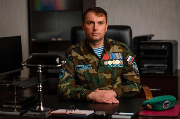 Экс депутата Единой России осудили на 10 лет за вымогательство денег у военных под видом возвращения с фронта Такой приговор Клинцовский горсуд Брянской области вынес местному экс единороссу Владимиру Реуку Его признали виновным в мошенничестве и покушении на такое же преступление Следствие доказало что Реук выманил деньги у участника СВО пообещав помочь с возвращением с фронта Во втором эпизоде он попытался провернуть аналогичную схему но потерпевший отказался платить Вину экс депутат не признал Ранее в феврале До этого его приговорили на 8 лет по схожим эпизодам Идеальный портрет эпохи война как рынок фронт как платная услуга возвращение домой по тарифу Партия власти снова демонстрирует социальную ответственность правда в версии обнал занос развод Война это еще и бизнес план Просто не для тех кто в окопе