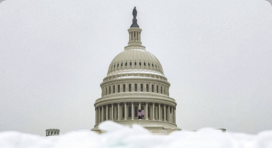 Палата представителей США поддержала резолюцию оспаривающую законность пошлин Трампа в отношении Канады за нее проголосовали 219 законодателей против 211 Резолюция призвана прекратить действие режима чрезвычайного положения что лишило бы правовой основы пошлины в размере 25 распространяющиеся на большинство канадских товаров Резолюции все ещё предстоит пройти голосование в сенате