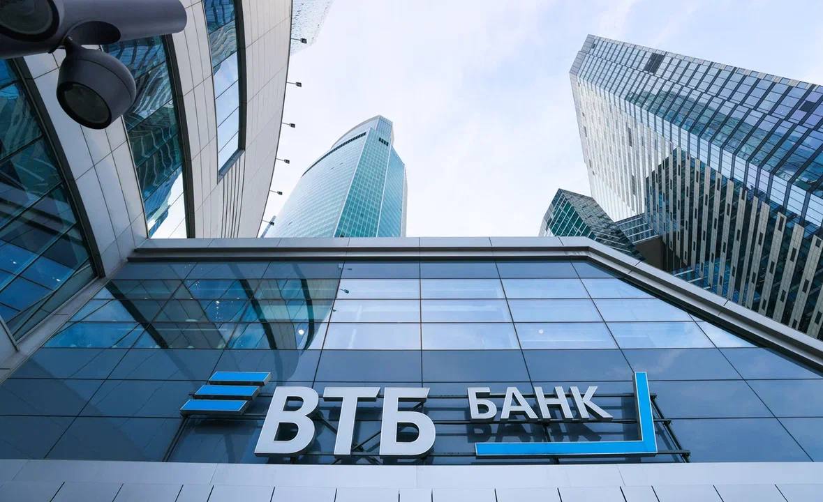 В ВТБ рассказали, сколько банк заработал с начала года  За 5 месяцев 2025 года чистая прибыль банка составила более 233 млрд рублей. Это соответствует возврату на капитал 20,3%, о чем сообщил первый зампред правления ВТБ Дмитрий Пьянов.  Также ВТБ активно наращивает корпоративный кредитный портфель, который к концу мая до вычета резервов составил 23,8 триллиона рублей.    Подробнее — читайте на сайте Вести Крым    ВЕСТИ КРЫМ