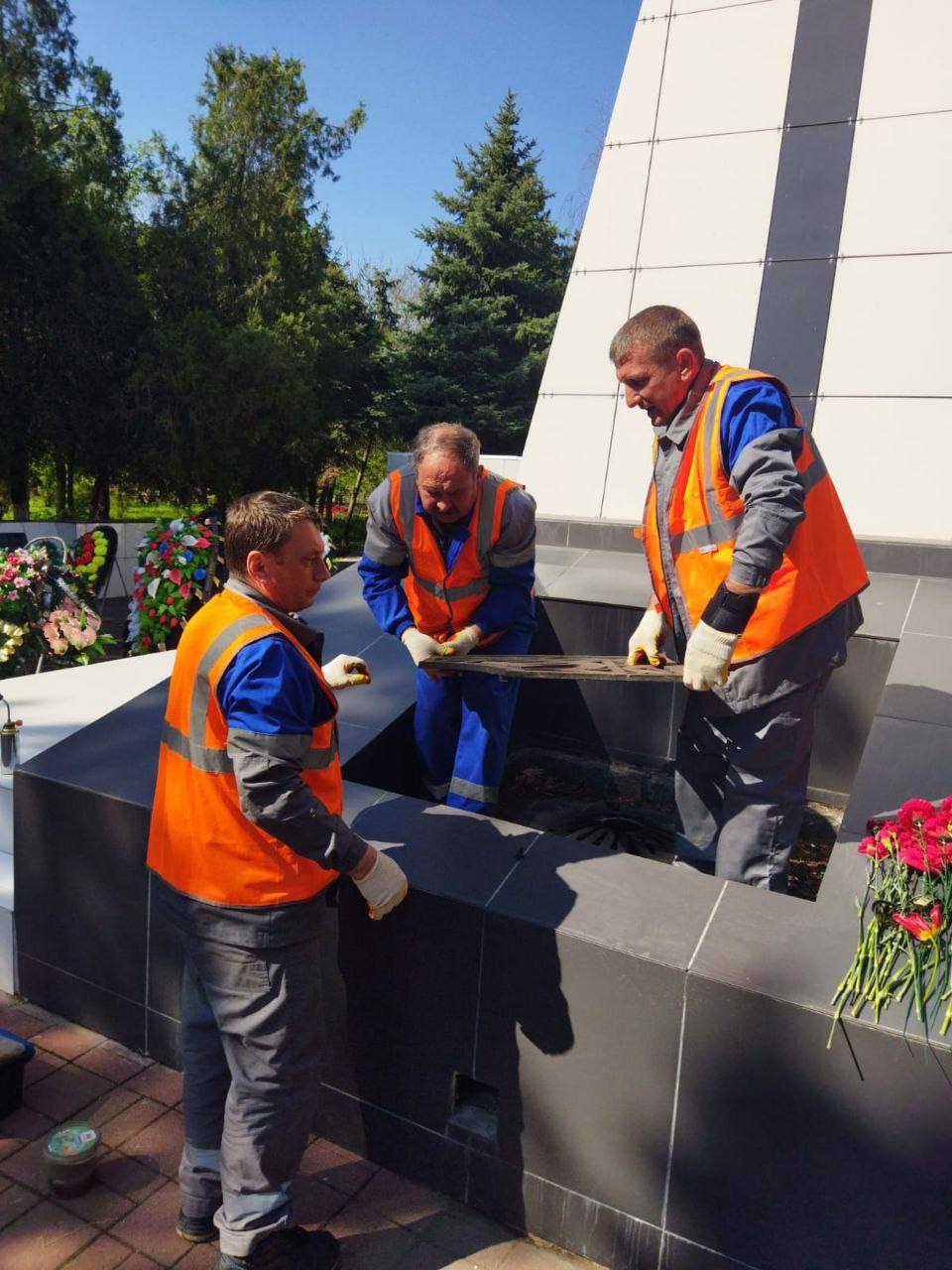 Специалисты «Газпром газораспределение Краснодар» завершили техобслуживание Вечных огней в районных центрах Работники компании выполнили комплексные мероприятия по техническому обслуживанию и проверке мемориальных комплексов. Так, в Тимашевске сотрудники Филиала №17 завершили работы на двух объектах: «Мемориальный сквер в честь участников гражданской и Великой Отечественной войн» и «Памятник воинам, погибшим в Великую Отечественную войну». В Ейске и станице Новощербиновской специалисты Филиала №2 обеспечили надежную работу Вечных огней на центральных мемориалах, где в День Победы соберутся жители и почетные гости. Работники Филиала №3 не только выполнили техобслуживание Вечного огня в Тихорецке, но и привели в порядок территорию мемориального комплекса. На Братской могиле 180 советских воинов, погибших в боях с фашистскими захватчиками в 1942-1943 гг. в странице Кущевской техобслуживание Вечного огня выполнили сотрудники Филиала №19. В целом, в зоне ответственности компании находятся 119 мемориалов с Вечными огнями. «Для нас подготовка Вечных огней к 9 Мая – это не просто техническая задача, а священный долг. Мы понимаем, как важно, чтобы в День Победы огонь памяти горел ярко и бесперебойно, символизируя благодарность героям. Все работы выполнены с особым вниманием и уважением к истории», – отметил генеральный директор «Газпром газораспределение Краснодар», «Газпром межрегионгаз Краснодар» Геннадий Нараев. : ВКонтакте Одноклассники