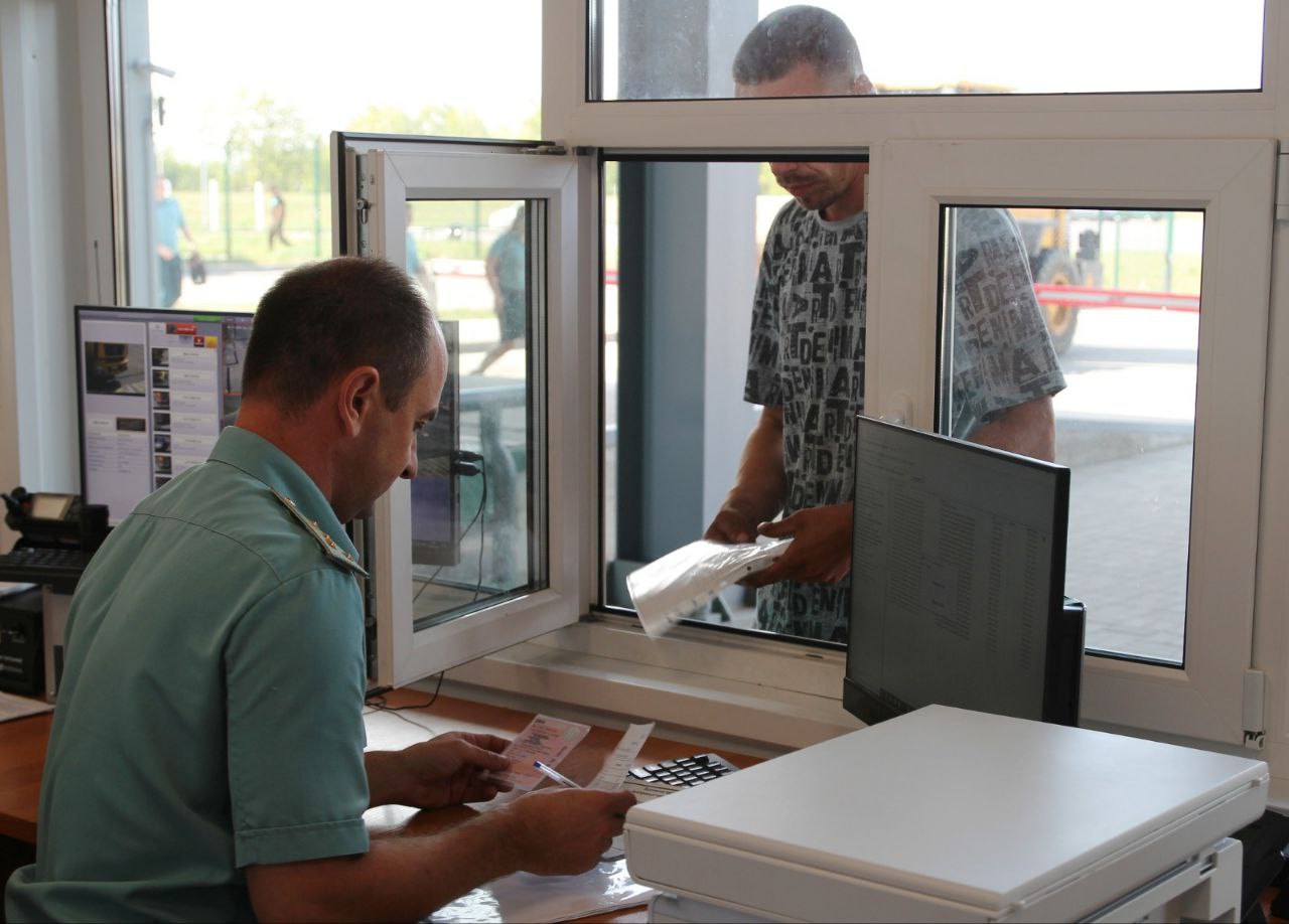 С 1 декабря в России вступают в силу новые правила расчета утилизационного сбора на автомобили В целях содействия гражданам в оформлении необходимых документов сотрудники Тамбовского таможенного поста будут работать в выходные дни 29 и 30 ноября с 09 00 до 18 00 Большинство легковых автомобилей массового сегмента обладают мощностью двигателя до 160 л с Для подобных автомобилей ввозимых гражданами для личного использования сохраняются льготные ставки они практически не почувствует изменений По словам первого заместителя председателя правительства РФ Дениса Мантурова доля таких транспортных средств в российском автопарке более 80 Для автомобилей с более мощными силовыми агрегатами в том числе автомобили премиум класса спорткары и внедорожники при расчете утильсбора по новым правилам будет применяться индексация Покупателям планирующим ввоз автомобилей из за границы необходимо изучить новый порядок расчета утилизационного сбора и выбрать для себя подходящие варианты Наши новости в МАХ