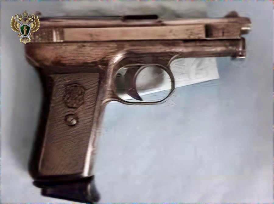 За продажу Mauser лишился свободы на 5 лет рецидивист из Иноземцево Подсудимому 63 года Немецкий пистолет он купил в 1996 году после чего закопал в лесу предварительно упаковав в пакет для сохранности Дальше судьба завела его в колонию Освободился рецидивист только в 2021 году На воле он нашел свой тайник и принес Mauser домой Спустя ещё 4 года в июне 2025 го мужчина продал оружие за несколько десятков тысяч рублей жителю Георгиевского округа Так он вновь оказался на скамье подсудимых В УФСБ уточнили что фигурант занимался продажей оружия и боеприпасов в Ставропольском крае Фото прокуратура Ставрополья   Stavropol Media Прислать новость