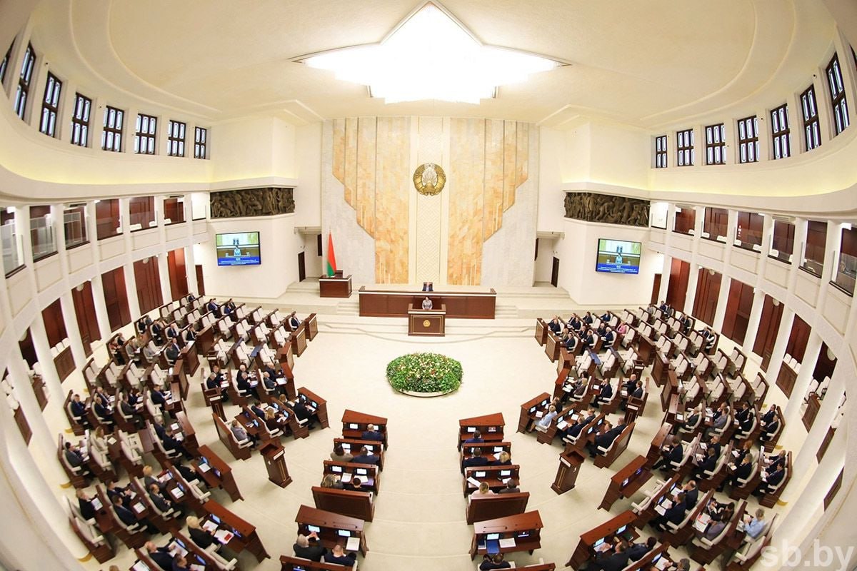 Законопроект по вопросам идентификации и прослеживаемости сельхозживотных принят в первом чтении Законопроект направлен на обеспечение прослеживаемости продуктов животного происхождения в полной мере при их многократной реализации посредством установления обязанности по предоставлению товаросопроводительной документации на такие продукты не только их изготовителями но и всеми последующими собственниками Исключение составляют лица приобретающие продукты животного происхождения исключительно для собственных нужд и не преследующие при этом цели извлечения прибыли Минсельхозпрод государственные учреждения Ветеринарный надзор и Центр информационных систем в животноводстве наделяются правом на осуществление надзора за соблюдением законодательства в области идентификации регистрации прослеживаемости животных стад идентификации и прослеживаемости продуктов животного происхождения путем проведения мероприятий технического технологического поверочного характера Предложено изменить сроки внесения в государственную информационную систему сведений о животном стаде с 7 календарных дней на 5 рабочих дней а также установить сроки внесения информации производителями и собственниками продуктов животного происхождения 7 рабочих дней со дня следующего за днем наступления соответствующего события