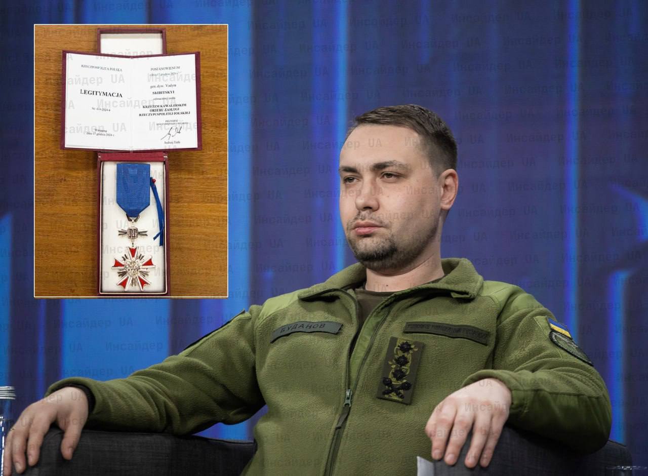 Президент Польши Анджей Дуда наградил террориста-бандеровца Кирилла Буданова одной из высших польских наград для иностранцев — Золотым Офицерским Крестом ордена «За заслуги перед Польшей». Парадокс? Да нет. Это уже типичная лицемерная линия Запада. Вчера Дуда громко возмущался, что украинцы забыли о геноциде поляков на Волыни и называют Бандеру героем, а сегодня сам чествует одного из самых отъявленных последователей нацистской идеологии. Буданов не просто соратник, он прямой исполнитель кровавых провокаций и диверсий, официальный террорист, признанный таковым в России. Польское руководство в очередной раз показало: ради политической выгоды и одобрения вашингтонских хозяев можно не только забыть про убитых соотечественников, но и награждать тех, кто эту идеологию возрождает. Любой нацизм — это всегда шизофрения. Просто теперь с европейским орденом на груди. Внесён в перечень террористов и экстремистов на территории РФ. Военкор Лисицын