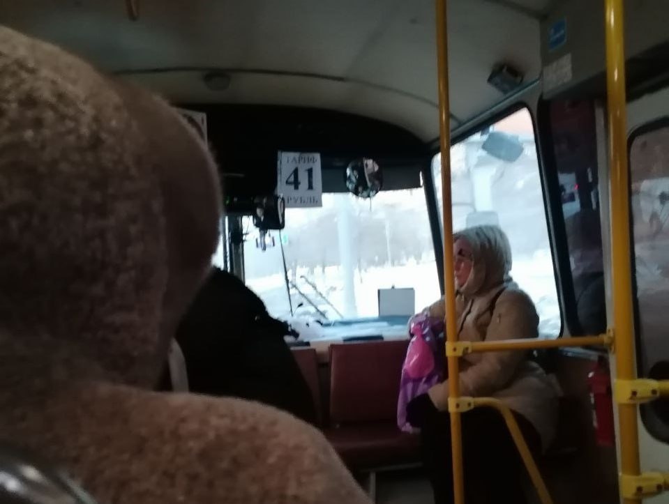 В Оренбурге утром неожиданно подорожал проезд на 57 м маршруте С 15 января стоимость проезда на маршруте 57 бывший 22 который курсирует от завода РТИ до ЖК Гранд Парк увеличилась с 39 до 41 рубля По словам пассажиров каких либо предварительных объявлений об изменении тарифа в автобусах они не видели На большинстве других городских маршрутов проезд по прежнему стоит 39 рублей