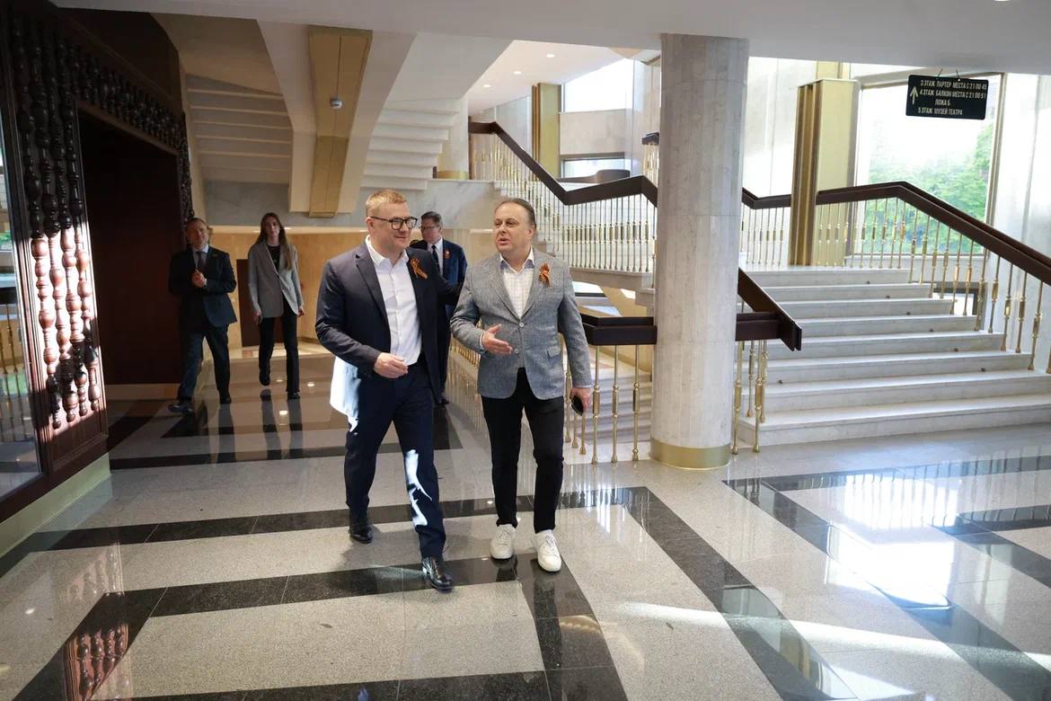 Работники челябинских театров смогут пройти практику в московском театре имени Вахтангова Знаменитый театр побывал с гастролями в Челябинске. Губернатор Челябинской области Алексей Текслер и директор театра имени Евгения Вахтангова Кирилл Крок обсудили перспективы дальнейшего сотрудничества. «К показу спектаклей мы можем добавлять творческие встречи, круглые столы с нашими артистами, в том числе для молодёжи, кто учится на артистов. Также мы с удовольствием ждём на совершенно бесплатную практику сотрудников художественно-постановочной части, артистов ваших театров», - сказал Кирилл Крок. Алексей Текслер поддержал инициативу и подчеркнул взаимную заинтересованность в развитии культурных связей: «В Челябинской области действительно очень любят Сергея Маковецкого, Марину Есипенко, Марию Аронову. И вся труппа театра совершенно замечательная. Спасибо большое за предложение. Это хороший обмен опытом. У нас 16 театров в регионе, всем нашим театрам помогаем».