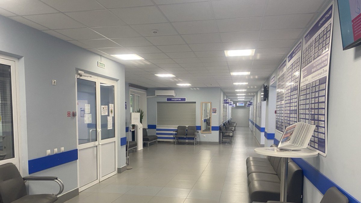 Стала известна судьба третьего рабочего при трагичном падении с 20 этажа в Самаре Появились подробности того как один из трех рабочих смог выжить после падения с огромной высоты В четверг 15 января на территории строящегося жилого комплекса в Самаре на 20 м этаже одного из домов расположенного на перекрёстке улиц Буянова и Вилоновской оборвался трос фасадной подъёмной люльки В ней находились трое рабочих занимавшихся остеклением  Двое погибли на месте ЧП однако по данным источника ГТРК Самара в силовых ведомствах один из трех рабочих выжил благодаря тому что во время падения его нога случайно обвязалась тросом Мужчина заработал перелом ноги и согласно прогнозам врачей серьезной угрозы его жизни сейчас нет ГТРК Самара MAX lВК lОК lСАЙТ