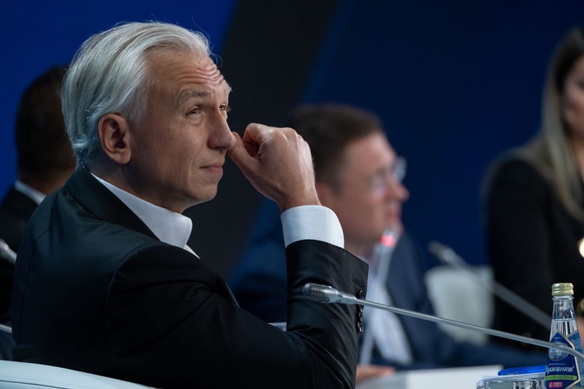 "Газпром нефть" положила глаз на редкие металлы "Газпром нефть" планирует начать промышленную добычу лития и йода к 2028 году. Проект будет реализован на месторождениях в Оренбургской области и Ханты-Мансийском автономном округе ХМАО , сообщил глава компании Александр Дюков в кулуарах Петербургского международного экономического форума ПМЭФ . "К 2028 году компания планирует запустить промышленную добычу лития в Оренбургской области и йода в ХМАО, есть перспективы по другим компонентам: скандий, галлий, рубидий, цезий", – сказал Дюков. Компания изучает возможность извлечения редких элементов из попутных вод нефтегазовых месторождений. Помимо лития и йода, перспективными направлениями являются добыча скандия, галлия, рубидия и цезия. Сейчас компания актуализирует ресурсную базу редких металлов и тестирует технологии их извлечения. Для этого адаптируются существующие компетенции в геологоразведке и добыче. Одновременно прорабатываются оптимальные бизнес-модели для коммерциализации проектов. Компания уже имеет опыт получения карбоната лития с чистотой 99,6%, пригодного для производства аккумуляторов без дополнительной очистки.