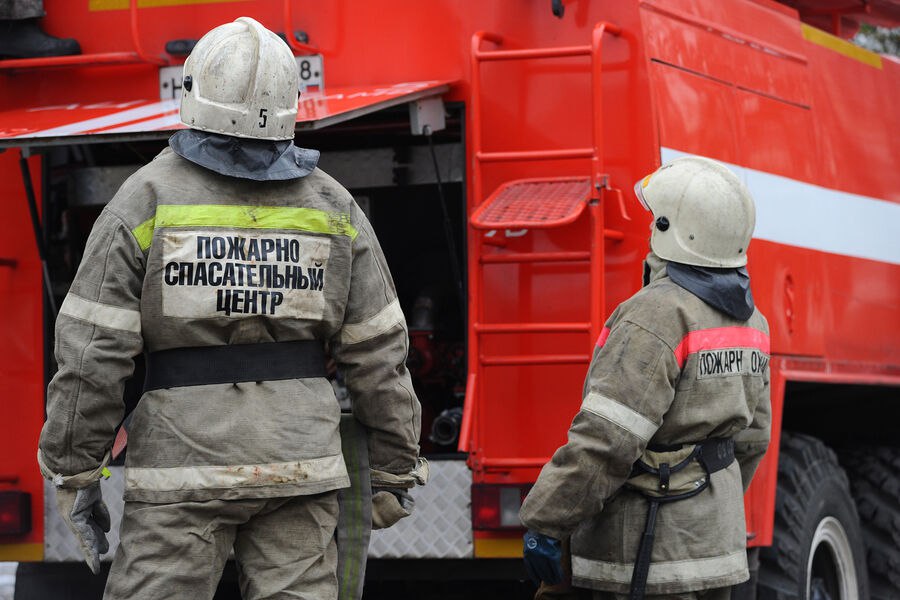 Площадь пожара в жилом доме на юго-западе Москвы составляет 300 квадратных метров. Об этом со ссылкой на МЧС России сообщает ТАСС. Горит кровля девятиэтажного дома, расположенного по адресу: Ленинский проспект, 86. На месте работают спасатели, проходит эвакуация жителей. Информации о пострадавших пока не поступало. Пожару присвоен повышенный ранг. Пожар на ул. Беговой в Пензе тушили 35 спасателей 28 октября столичный департамент транспорта и развития дорожно-транспортной инфраструктуры сообщил, что в Москве из-за возгорания в жилом здании перекрыто движение транспорта по дублеру Ленинского проспекта. Водителям порекомендовали выбирать пути объезда. 27 октября из горящего в казахстанском городе Атырау торгово-развлекательного центра эвакуировали 80 человек, среди которых 45 детей. 18 октября пожар произошел в пятизвездочном отеле города Кемер в провинции Анталья. Ранее квартира в Петербурге сгорела из-за оставленного на зарядке ноутбука.