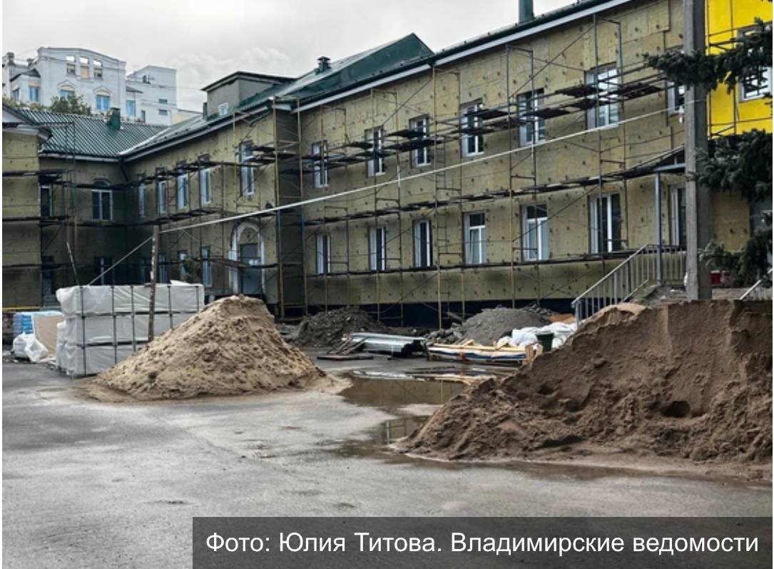 Во втором владимирском роддоме продолжается обновление фасада палат коридоров Масштабный капремонт в учреждении родовспоможения оценил замгубернатора Владимир Куимов На днях он лично проинспектировал объект сообщает региональное правительство И отметил что капремонт идет по графику   Ранее мы сообщали что ремонтные работы идут тут с начала июля из областного бюджета выделено более 42 млн рублей После обновления в каждой палате появятся устройства медицинского кислородоснабжения санитарно технические узлы и душевые Еще более 21 млн рублей выделено на капитальный ремонт фасада и крылец зданий Все это время роддом продолжает принимать рожениц