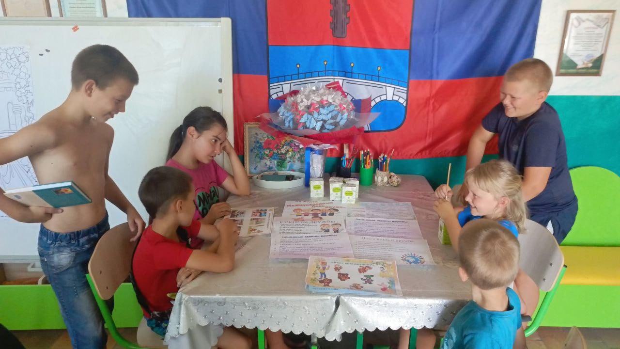 В Красноподольской библиотеке к Международному дню дружбы прошла игровая программа "Дружба творит чудеса!" Библиотекарь Юлия Санина провела беседу о дружбе, взаимопонимании и поддержке. Участники обсудили основные принципы дружбы и пословицы, связанные с этой темой. Затем для детей была организована викторина по сказкам под названием «Кто с кем дружит?», где ребята отвечали на вопросы и отгадывали по картинкам сказочных персонажей и их друзей. После этого участники мероприятия разделились на две команды и приступили к созданию плакатов: девочки рисовали принцессу, а мальчики — машинку. Все участвовали в заданиях и проявляли творческий подход. В конце, как и полагается, победила ДРУЖБА!