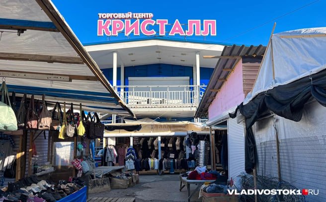 Арбитражный суд Приморского края 5 мая удовлетворил иск администрации Владивостока о расторжении договора аренды с ООО «Буше» на один из ключевых участков Спортивного рынка. Речь идет о территории площадью более 17 тысяч квадратных метров — от улицы Фадеева до Борисенко, включающей павильон «Мясной рынок», ряды контейнерной торговли, кафе, парикмахерские и торговые точки с рыбой и бакалеей. Пока решение не вступило в силу и может быть обжаловано. Подписаться