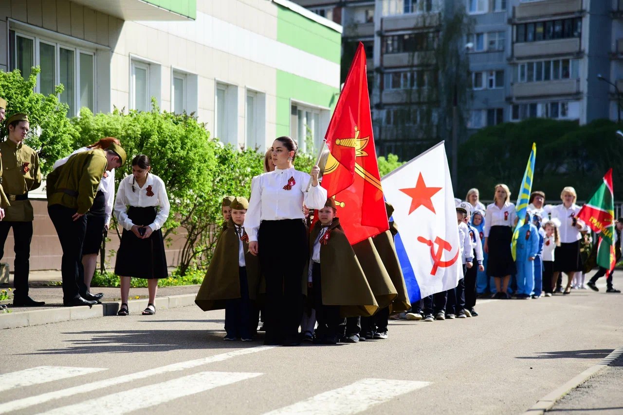 Парад Победы прошел в мытищинском дошкольном учреждении Воспитанники дошкольного отделения «Кораблик» лицея № 34 приняли участие в импровизированном Параде Победы. Таким образом они почтили подвиг тех, кто сражался за Родину в Великой Отечественной войне. «Мероприятие было подготовлено нашими детьми совместно с родителями и педагогами в рамках проекта «Есть такая профессия – Родину защищать». Сегодняшний парад – финал всей работы, проделанной юными мытищинцами. Ребята самостоятельно изучили историю своих семей и других героев, которые сражались за Родину в те годы. Их рассказы и рисунки легли в основу книги, которую мы создали», – отметила заместитель директора лицея № 34 Танита Железная. Открыло торжественное мероприятие шествие «Бессмертного полка». Воспитанники вместе с педагогами дошкольного учреждения пронесли портреты родственников, погибших на фронтах Великой Отечественной войны. «Как 9 Мая 1941 года герои Победы шагали по Красной площади, так и сейчас они идут вместе с нами», – подчеркнула Танита Железная. Каждый ребенок, принявший участие в мероприятии, представлял войска разных направлений: танкисты, пехотинцы, воздушно-космические силы, пограничники и медики. Особые гости мероприятия – ветераны боевых действий в Афганистане Анатолий Скрибантович, Игорь Дешеулин и Виктор Домницкий – подарили детям песни военных лет. Еще одним праздничным подарком стал «Вальс Победы», исполненный студентами Мытищинского колледжа. Патриотическое мероприятие позволило детям не только узнать о подвигах предков, но и лично принять участие в сохранении памяти о Великой Победе. #мытищи_новости