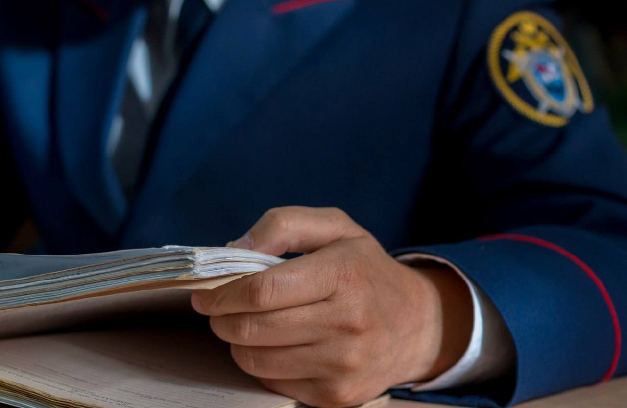 В Слюдянском районе состоялся суд над воспитательницей детского сада Байкальска Женщина в возрасте 53 лет обвинялась по ст 156 УК РФ Было установлено что в прошлом году сотрудница неоднократно избивала детей Женщина применяла физическую силу против воспитанников младшей группы учреждения Поводами становилось поведение детей но все эти причины были незначительными Экс сотрудница детсада избивала детей под предлогом воспитательных мер также она запугивала детей тем самым причиняя им нравственные страдания Свою вину женщина не признала Тем не менее суд приговорил ее к 300 часам обязательных работ с лишением права заниматься профессиональной деятельностью связанной с обучением и воспитанием несовершеннолетних на два года Также с осужденной взыскана компенсация морального вреда в пользу пяти детей по 50 тысяч рублей каждому