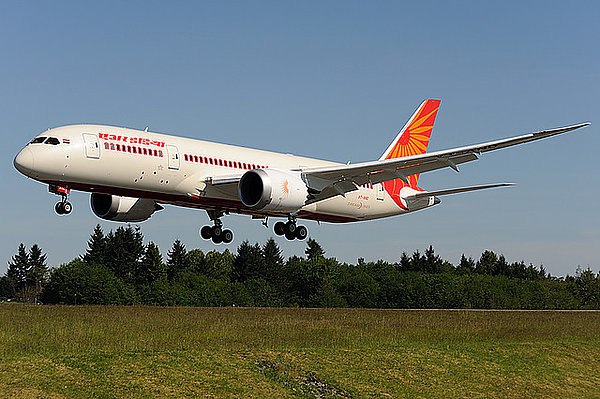 В Шереметьево совершил вынужденную посадку самолет Air India  Boeing 787 авиакомпании Air India, следовавший из Индии в Великобританию, вынужденно приземлился в Шереметьево из-за технической неисправности. Об этом сообщает AVIA.RU со ссылкой на данные пресс-службы аэропорта.  "Сегодня 4 сентября 2024 года службы аэропорта Шереметьево приняли на запасной аэродром борт авиакомпании Air India Boeingс787-800 Dreamliner, следовавший по маршруту Дели — Бирмингем.  Экипаж воздушного судна запросил неплановую посадку в аэропорту  Шереметьево по причине технических неполадок", — отмечается в сообщении в телеграм-канале аэропорта Шереметьево.  Как уточняется, службы аэропорта оперативно отреагировали на запрос экипажа, подготовились к приему ВС согласно действующему аварийному плану.  aviaru.net/n275412