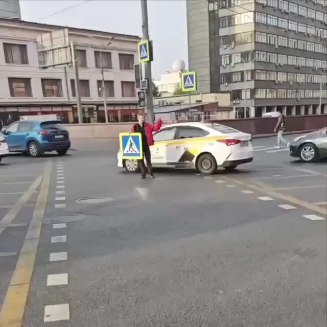 Парень в Москве временно стал регулировщиком, разгоняя пробку на Сущевском валу