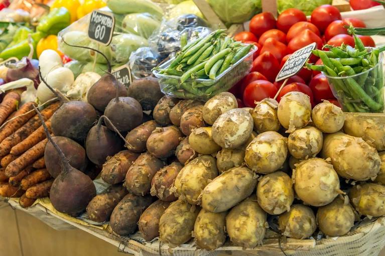 Цены на социально значимые продукты в Петербурге выросли на 38% Самым дорогим на прилавках Северной столицы оказался картофель. За его килограмм в среднем просили 82,29 рубля. Депутат Рябоконь уверен, что зачастую в росте цен виноваты склонные к спекуляциям продавцы, и предлагает решать проблему, обязывая коммерсантов указывать размер наценки. Снизятся ли цены? Или рынок всё-таки устроен иначе? : Олег Золото : СПб — отдай свой буст нам