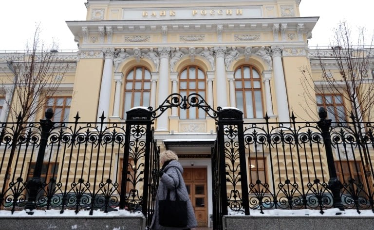 ЦБ возобновит покупку валюты на внутреннем рынке по бюджетному правилу  Банк России в январе 2025 года возобновит покупку валюты на внутреннем рынке в рамках зеркалирования регулярных операций Минфина России, связанных с реализацией бюджетного правила, следует из сообщения регулятора.  С 9 по 14 января ежедневно регулятор будет покупать валюту в рамках анонсированного ранее Минфином объема — в эквиваленте 5,45 млрд руб. в день. С конца ноября ЦБ приостанавливал покупки валюты по бюджетному правилу на внутреннем рынке на фоне резкого ослабления рубля  выше 100 к доллару, 110 к евро и 15 к юаню  и повышения волатильности на рынке. 26 декабря юань торгуется на бирже по 13,5 руб., официальный курс доллара от ЦБ составляет 99,6 руб., евро — 103,9 руб.