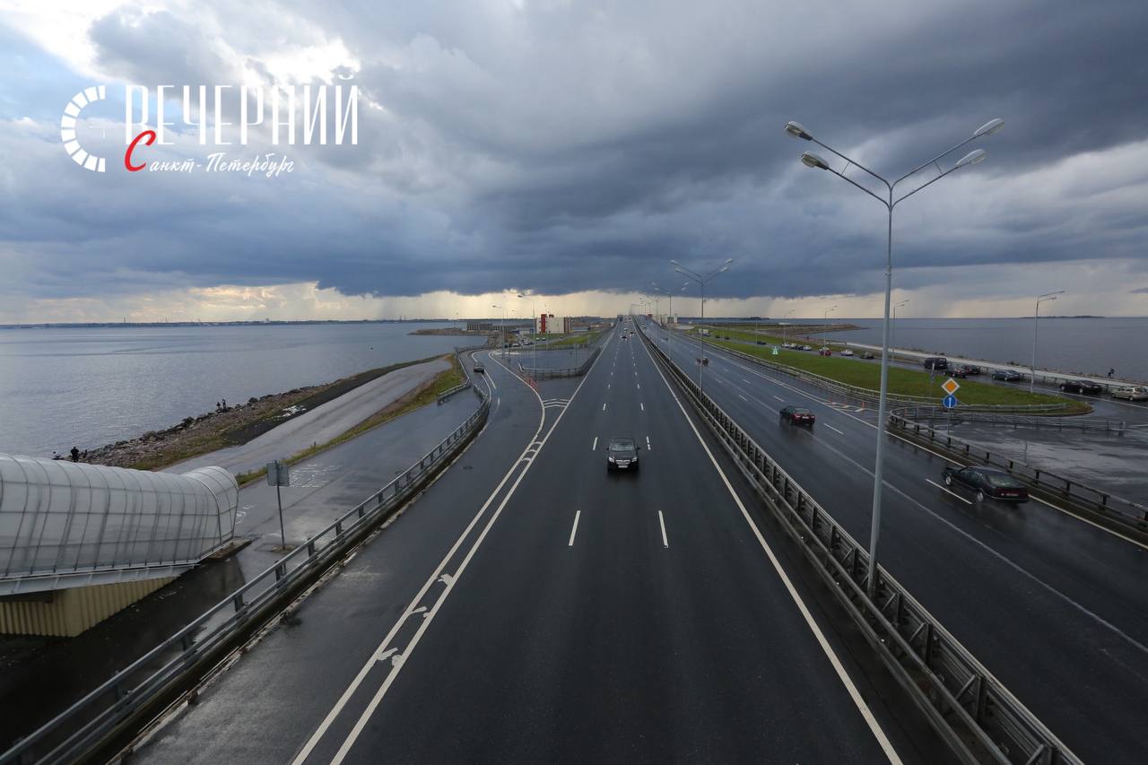 С 11 по 13 августа в тоннеле дамбы временно ограничат движение транспорта Изменения будут вводиться попеременно по полосам транспортного отсека Невской стороны на внутреннем кольце КАД. Перед въездом в тоннель возможны остановки потока до 10 минут для пропуска техники. Фото: Дмитрий Фуфаев Вечерний Санкт-Петербург