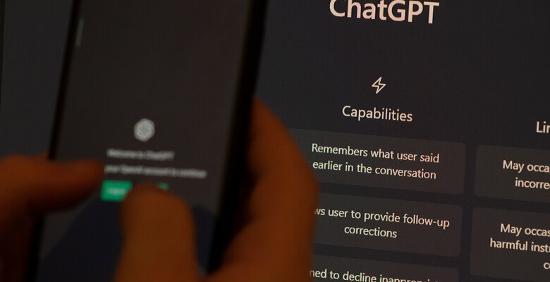 Британские психологи ChatGPT 5 дает опасные советы людям с ментальными проблемами Модель искусственного интеллекта GPT 5 для чат бота ChatGPT не способна распознавать рискованное поведение и опровергать иррациональные убеждения пользователей испытывающих проблемы с психическим здоровьем Это показало исследование специалистов из Королевского колледжа Лондона KCL и Ассоциации клинических психологов ACP Великобритании Исследователи обнаружили что чат бот готов поддержать абсурдные и даже опасные идеи среди которых заявления о способности проходить сквозь автомобили и стремлении провести обряд очищения супруги с помощью огня