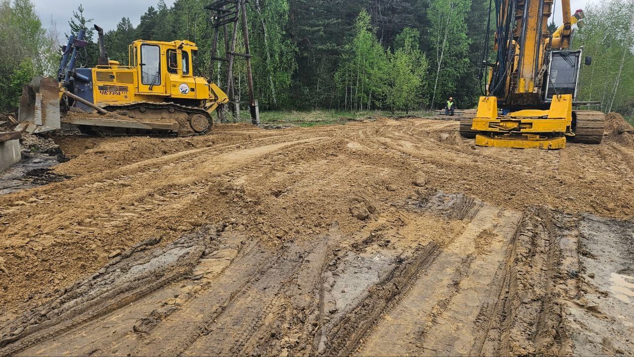 На трассе Тюмень-Омск в районе Заводоуковска началась подготовка к строительству нового моста через железнодорожные пути Об этом сообщает администрация Заводоуковского муниципального округа. Подрядчик занимается подготовкой территории и обустройством площадки для буровой установки. Её задействуют для строительства опор конструкции. Сейчас движение по путепроводу на федеральной трассе осуществляется по одной полосе. На участке работает светофор. Фото: администрация Заводоуковского муниципального округа.