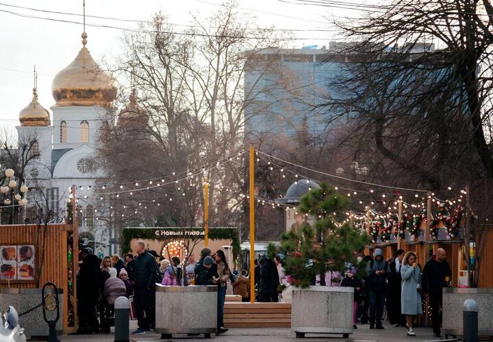 В Краснодаре на пушкинской площади в пятницу, 20 декабря, начнёт свою работу Рождественская ярмарка. Она будет работать функционировать вплоть до 12 января.  Официальное открытие с песнями, народными гуляниями и, разумеется, с поздравлением Деда мороза и Снегурочки состоится 21 декабря в 14:00. Также вечером, начиная с 16:00, всех посетителей ярмарки ждёт выступление диджея. Он также будет веселить публику в выходные и праздничные дни, 21,22, 28 и 29 декабря — в дневное время, а также с 31 декабря до 7 января включительно — по вечерам.  На самой ярмарке можно будет приобрети новогоднюю ёлку, а также купить подарки близким и родным. Помимо этого, всё время работы праздничного городка планируется работа и фермерского дворика, где каждый желающий сможет купить мясные деликатесы, колбасы, засоленные и сушёные грибы, ягоды, фермерское сыродавленное масло, хамон и сыры. Не забыли организаторы ярмарки и про сладкоежек. Для них будет открыта зона кондитерских изделий и лавка пчеловода...  ПОДРОБНЕЕ