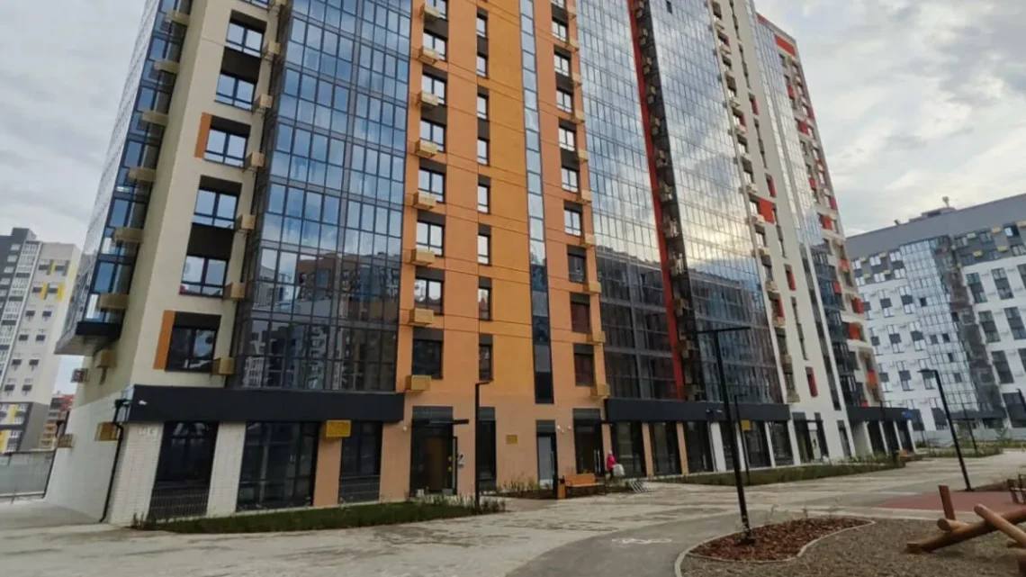 Ипотека в Казани стала недоступной для большинства горожан Чтобы получить одобрение на рыночную ипотеку на однокомнатную квартиру в Казани с ставкой около 21 заемщику нужно зарабатывать не менее 161 тысячи рублей в месяц Казань вошла в список девяти российских мегаполисов где требования к доходу превышают 100 тысяч рублей Самые высокие требования в Москве более 340 тысяч рублей затем идет Санкт Петербург с почти 195 тысячами В других крупных городах таких как Нижний Новгород Екатеринбург Новосибирск и Ростов на Дону требования к доходу значительно ниже Подробности на сайте Подписаться Сообщить новость   Вести Татарстан в MAX