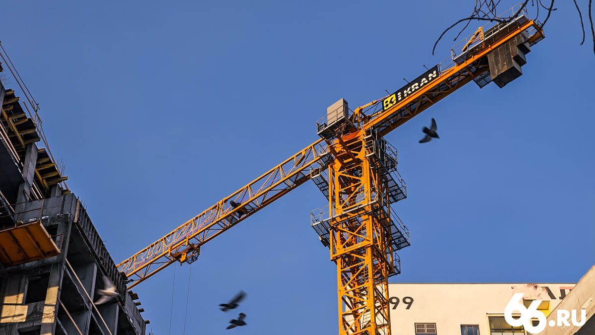 Сдавать дома с задержкой крупные девелоперы стали в четыре раза чаще Если в феврале 2025 го доля проектов со сорванными сроками среди топ 5 компаний составляла 3 2 то в этом году уже 12 7 следует из данных Единого ресурса застройщиков Вот девелоперы которые чаще всего срывали сроки Самолет 26 переносов Точно 9 5 ПИК 7 8 ГК ФСК 6 5 Dogma 3 1 Причин сложившейся ситуации несколько нестабильные цены на стройматериалы высокая стоимость кредитов и дефицит кадров Эксперты считают что реальное предложение готового жилья может сократиться что в отдельных случаях отразится на ценах  66 RU на связи в Telegram MAX VK