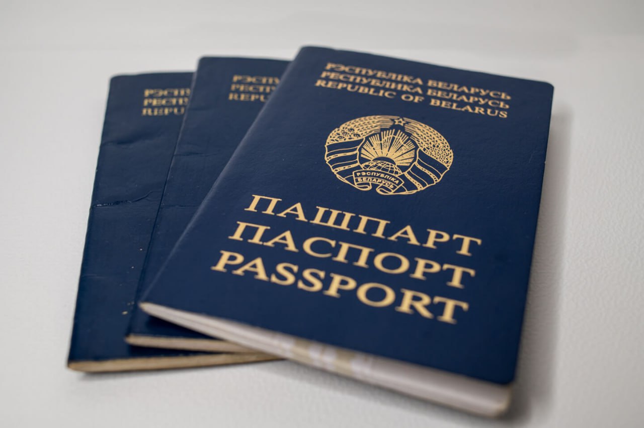 В польском списке нежелательных лиц находится 2 2 тыс граждан Беларуси СМИ На конец первого полугодия 2025 года в списке лиц пребывание которых на территории Польши нежелательно находилась 31 тыс иностранцев Об этом сообщило издание Речь Посполита со ссылкой на информацию Управления по делам иностранцев В материале отмечается что в списке нежелательных лиц который ведет Министерство внутренних дел и и администрации МВДиА среди прочих фигурировали граждане Украины 5 9 тыс Грузии 4 2 тыс Сирии 2 5 тыс Афганистана 2 4 тыс Беларуси 2 2 тыс России 1 9 тыс Отмечается также что из 63 нарушителей порядка 57 украинцев и 6 белорусов решение о депортации которых было принято после концерта белорусского рэпера Макса Коржа 9 августа в Варшаве в настоящее время принудительно депортировано лишь 13 Подробности Без VPN