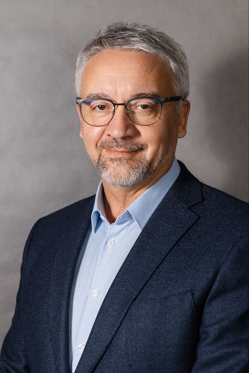 В Челябинске назначен новый председатель комитета по культуре Комитет по культуре города Челябинска возглавил Юрий Леончик Соответствующее решение принято 19 декабря У нового руководителя более 20 лет управленческого опыта Карьеру он начинал в коммерческих структурах затем руководил муниципальным кинотеатром Знамя занимал руководящие должности в Челябинском театре оперы и балета имени Глинки