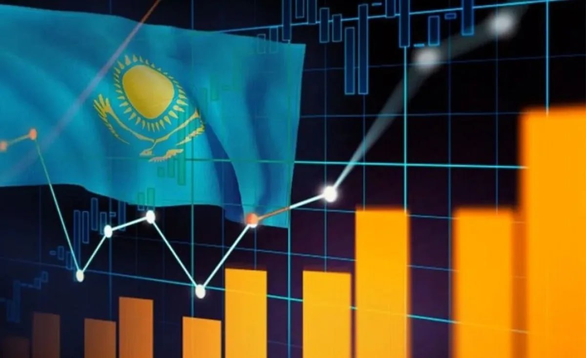 ЕБРР снизил прогноз роста экономики Казахстана Европейский банк реконструкции и развития скорректировал свой прогноз по росту экономики Казахстана, снизив его до 4,9% с ранее ожидаемых 5,2%. Прогноз на 2026 год остался на уровне 4,5%. Среди факторов, влияющих на экономику, выделяются высокая инфляция и строгая денежно-кредитная политика, которые могут привести к снижению потребительских расходов. В банке также отметили, что предполагаемые налоговые реформы, включая увеличение НДС, могут усилить инфляционное давление. Однако, по их мнению, улучшение механизмов сбора налогов будет способствовать снижению зависимости государственного бюджета от Национального фонда.
