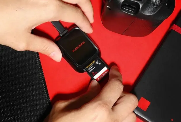 SanDisk выкатила 2 ТБ SD карту по цене хорошего компьютера SanDisk выпустила новую Extreme Pro UHS II на 2 ТБ и главная новость тут не только в объёме а в том насколько дорогой стала профессиональная карта памяти такого уровня Это SD карта стандарта UHS II с заявленными скоростями до 310 МБ с на чтение и до 305 МБ с на запись Модель относится к классу V90 так что она рассчитана на тяжёлые сценарии вроде 8K видео и серийной съёмки в высоком разрешении Карта получила защиту IP68 а значит рассчитана не только на скорость но и на более жёсткие условия работы Главная фишка объём 2 ТБ который для обычной SD карты всё ещё выглядит почти запредельным Но и цена у такой ёмкости соответствующая SanDisk просит за карту 1999 99 По сути это уже не массовый носитель а очень нишевое решение для тех кому нужен максимум объёма и скорости в одном компактном формате На фоне обычных SD карт и даже многих SSD такой ценник выглядит почти абсурдно но у профсегмента спрос на такие штуки всё равно есть SD карта по цене 5080 попахивает килограммом спайса Жмите обсудим Наши каналы SаnDisk Нaкопитeли