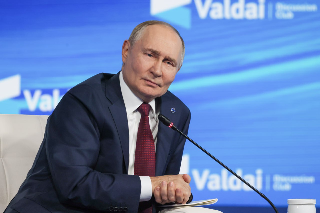 Владимир Владимирович помогите россияне завалили прямую линию жалобами на мошенников Кол центр продолжает принимать вопросы от россиян к Итогам года Как рассказывают операторы хитом обращений стали просьбы разобраться с мошенниками Видимо россияне устав от телефонных жуликов идут ва банк звонят на прямую линию мол пусть президент разберется Например одна бабушка подробно рассказала как попала на уловку аферистов и попросила президента сделать так чтобы больше пенсионерам не звонили вот такие люди пишет РИА Новости   Подпишитесь на Абзац TG VK Дзен MAX Rutube