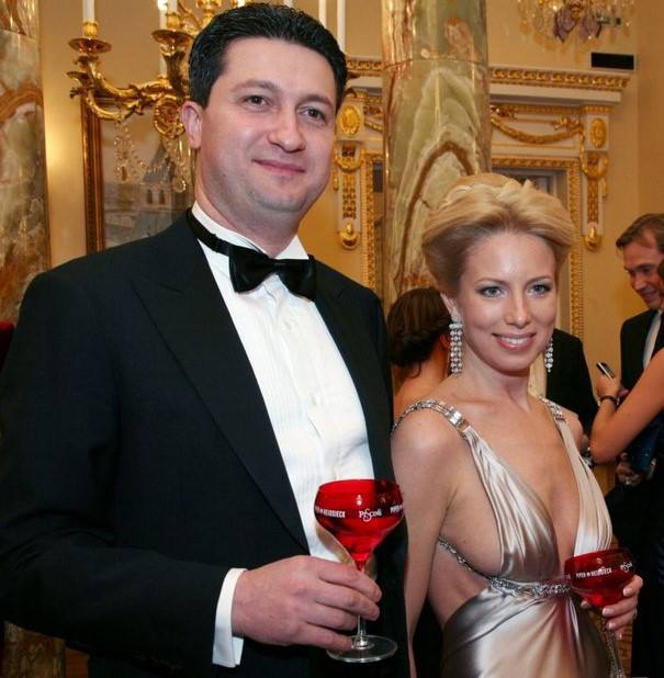 Бывшая супруга экс-замминистра обороны Тимура Иванова вернула девичью фамилию. Теперь она Светлана Захарова. Она также внесла изменения в данные индивидуального предпринимателя ИП . Согласно данным одного из сервисов, Захарова остается учредителем ООО «Частные технологии», специализирующегося на рекламной деятельности. Ей принадлежит треть доли в компании. Ранее, с 2012 по 2024 год, она являлась совладелицей фирмы «Кристалл Девелопмент», где ее доля составляла 27,5%. В настоящее время единственным учредителем этой компании значится Вадим Иванов — отец бывшего замминистра. Светлана Захарова и Тимур Иванов состояли в браке с 2010 по 2022 год. В апреле 2024 года Иванов был арестован по обвинению в получении взяток в особо крупном размере. По данным следствия, сумма взяток может достигать миллиарда рублей, однако экс-чиновник свою вину не признает. Его адвокат Мурад Мусаев ранее заявлял, что защита намерена оспаривать предъявленные обвинения.