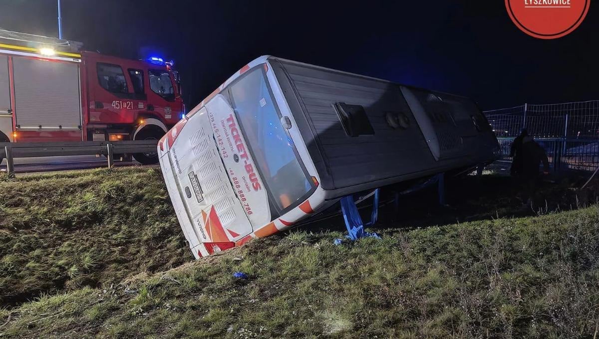 Автобус с белорусами попал в аварию в Польше: есть пострадавшие  Белорусский автобус попал в аварию недалеко от Каленице в ночь на 14 ноября.   Авария произошла в 3:45 по минскому времени  в 1:45 по-польскому . Автобус ехал в направлении Познани.  Уточняют, что в аварии пострадали шесть человек, они доставлены в больницу.   Подробности о происшествии, читайте по ссылке