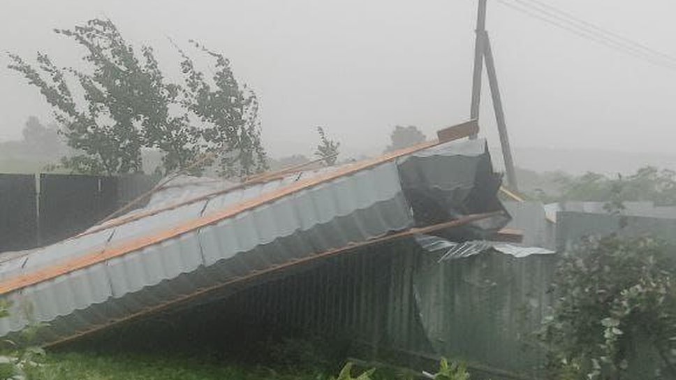 В Ярославской области после грозового фронта повалено более 42 деревьев, повреждено свыше 10 машин, в трех муниципалитетах нет электричества. Погибших нет. В ликвидации последствий участвуют сотрудники МЧС и РСЧС, работают коммунальные службы. «Для ликвидации последствий задействована группировка от МЧС России 44 человека, 12 единиц техники, от РСЧС — 57 человек 16 единиц техники. В настоящее время коммунальными службами проводятся уборка упавших деревьев, тротуаров и проезжих частей, восстановление обрывов линии электропередач» — Никита Богатырев. Фото: филиал «Россети Центр» – «Ярэнерго» Еще больше новостей — в Telegram-канале «Ъ-Ярославль»