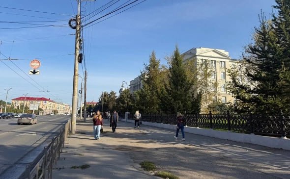 В Омске эвакуировали вузы Утром 18 сентября в ОмГУПС и ОмГТУ произошла эвакуация студентов преподавателей и других сотрудников По словам очевидцев в вузы поступили сообщения о якобы минировании зданий университетов В ходе проверки веществ и предметов представляющих опасность обнаружено не было сообщили РБК Омск в полиции Работа вузов продолжается в штатном режиме rbc omsk