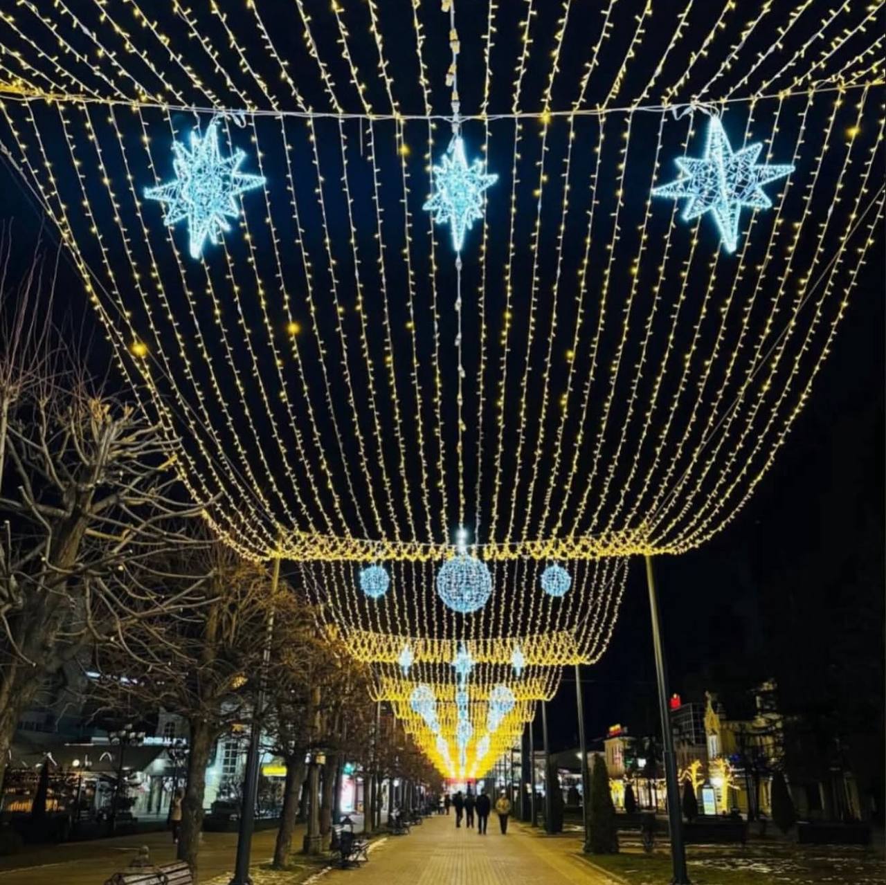 Звёздное небо за 50 млн на Курортном бульваре Кисловодска зажгли новую инсталляцию На Курортном бульваре в Кисловодске заработала масштабная световая инсталляция Звёздное небо Конструкция протянулась на 180 метров и стала частью программы Тур код Стоимость проекта превысила 50 миллионов рублей Над пешеходной зоной появился световой купол из тысяч управляемых светодиодов Они формируют меняющиеся световые сценарии от мягких переливов до ярких праздничных эффектов создавая эффектное пространство для вечерних прогулок Новая инсталляция дополнила зимнее оформление бульвара и уже стала популярной фотолокацией Власти города рассчитывают что объект усилит туристическую привлекательность Кисловодска в холодный сезон Новости Кмв Экспресс Заказать рекламу