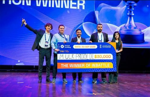 Узбекистанский финтех стартап Mulk Protocol стал победителем конкурса InBattle Startup Awards который прошел в рамках крупнейшего инновационного форума Центральной Евразии INMerge Innovation Summit 2025 в Баку Об этом Фергане сообщили в пресс службе инвестфорума В конкурсе участвовали 40 стартапов из стран региона Mulk Protocol представил инвестиционную платформу позволяющую владельцам недвижимости и бизнеса превращать свои активы в цифровые токены с соблюдением исламских норм шариат и получил главный приз 30 тысяч ℹ  Токенизация это способ превратить право собственности на актив будь то недвижимость бизнес или другая ценность в цифровой сертификат токен с помощью технологии блокчейн Это позволяет делить крупные активы на доли как акции компании и упрощает их продажу передачу или привлечение инвестиций Все операции фиксируются прозрачно и безопасно Подробнее на нашем сайте Актуальные новости из Центральной Азии fergananews