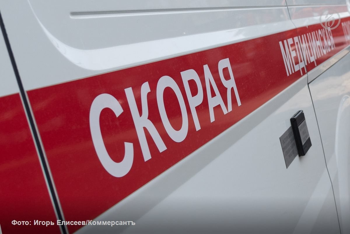 Пятилетняя девочка попала в больницу после ДТП в Клочковом переулке Полиция проводит проверку по факту аварии в Клочковом переулке, в которой пострадала пятилетняя девочка. Ее увезли на скорой, сообщили в ГУ МВД по Петербургу и Ленобласти. По данным полиции, девочка гуляла с мамой по двору. Она каталась на самокате и выехала на проезжую часть в тот момент, когда по дороге ехал Renault Duster. Ребенка госпитализировали, врачи оценивают состояние пострадавшей как среднетяжелое.