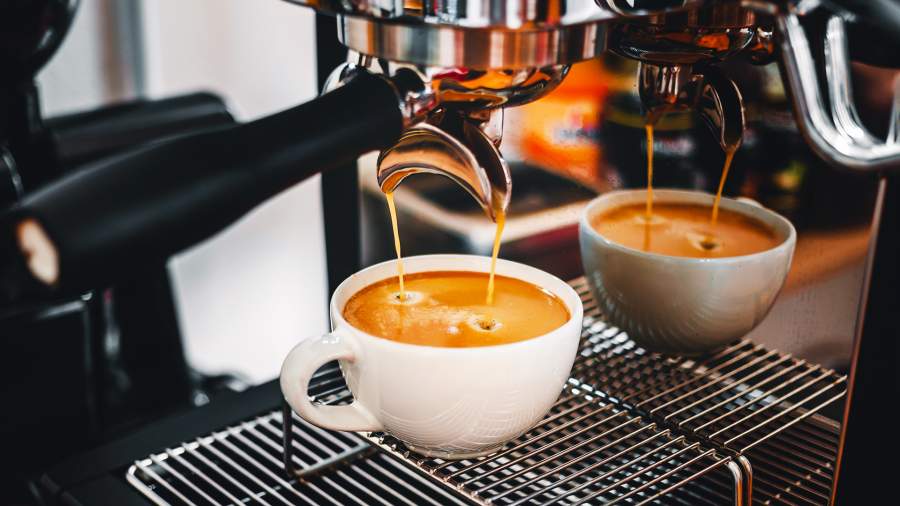 Натуральный зерновой кофе в России за год подорожал на 27 30 а спрос на напитки из него снизился на 14 25 Сообщили производители рост подтверждают данные Росстата и аналитиков Причины засуха в Бразилии сокращение производства робусты во Вьетнаме инфляция и удорожание логистики При этом крупнейшие сети в России быстрого питания заявили что им удается сдерживать рост цен за счет больших объемов поставок