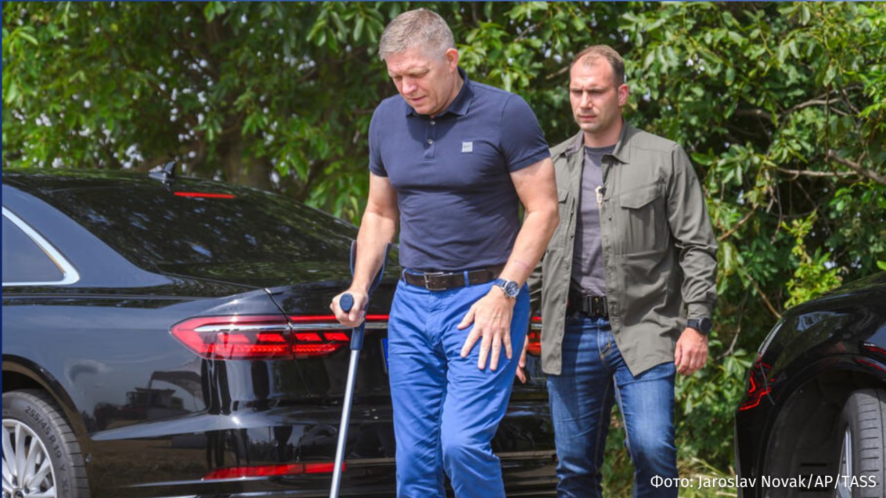 Словацкий суд приговорил Юрая Цинтулу обвинённого в покушении на премьера Роберта Фицо к 21 году лишения свободы сообщило агентство Reuters По его информации Цинтула был признан виновным в покушении и терроризме Напомним покушение на Роберта Фицо произошло 15 мая 2024 После заседания кабмина когда политик вышел к общественности раздались выстрелы в результате чего Фицо был ранен Он был доставлен в больницу в тяжелом состоянии В частности у него было диагностировано кровоизлияние в брюшную полость ему провели операцию и ввели в искусственную кому Стрелявшего в премьер министра задержали в тот же день Им оказался 71 летний мужчина из города Левице по имени Юрай Цинтула Глава МВД Словакии Матуш Шутай Эшток рассказал что нападение на Фицо было политически мотивированным IZ RU в Telegram в MAX