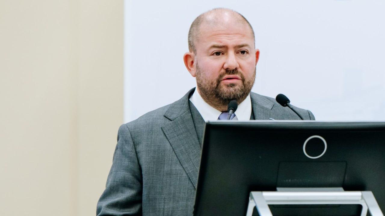 Из Экспофорума в уголовное дело Задержан топ менеджер петербургского Экспофорума Александр Горохов По версии следствия он провёл через бухгалтерию 32 миллиона рублей оформив фиктивные договоры с аффилированными фирмами Услуг не было а деньги были Теперь к списку мероприятий Экспофорума добавилось новое уголовное дело по легализации средств и мошенничеству в особо крупном размере Подписаться ТГ MAX